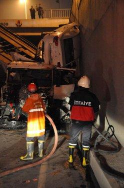 Otomobil yüklü tır köprüden uçtu