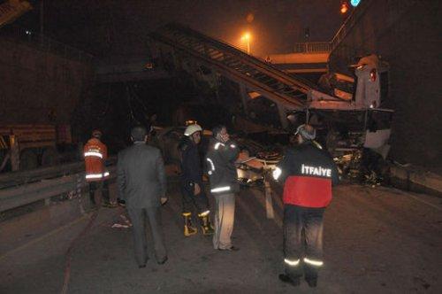 Otomobil yüklü tır köprüden uçtu