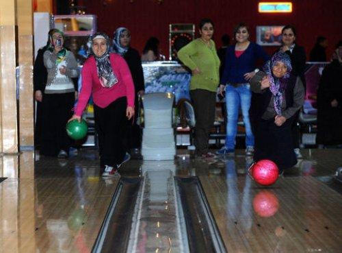 Gecekondulu kadınlar bowlingde - Resim 2