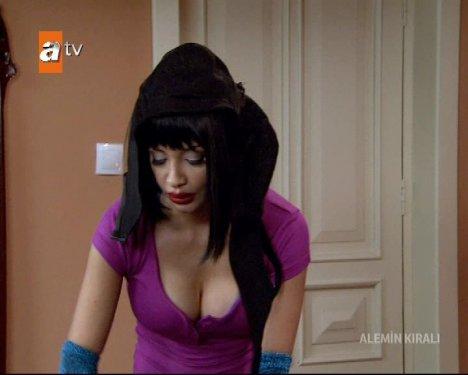 Alemin Kralı Evrim Akın'ın göğüs estetiği sahnesi