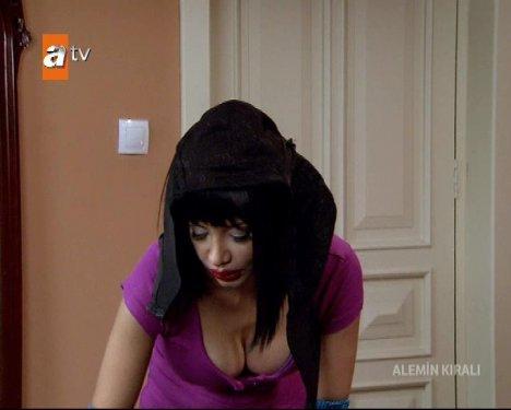 Alemin Kralı Evrim Akın'ın göğüs estetiği sahnesi