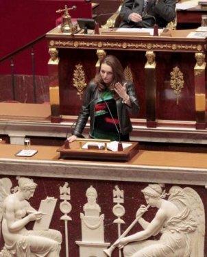 Soykırımı inkar yasasına deri ceketle geldi 