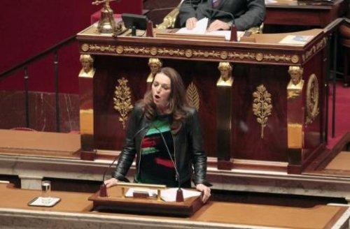 Soykırımı inkar yasasına deri ceketle geldi 