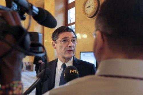 Soykırımı inkar yasasına deri ceketle geldi 