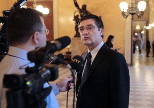 Soykırımı inkar yasasına deri ceketle geldi 