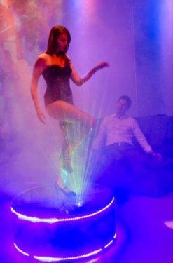 Nilperi Şahinkaya'dan tiyatroda striptiz - Resim 2