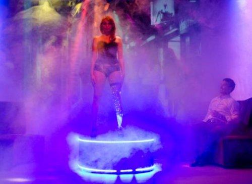 Nilperi Şahinkaya'dan tiyatroda striptiz - Resim 1