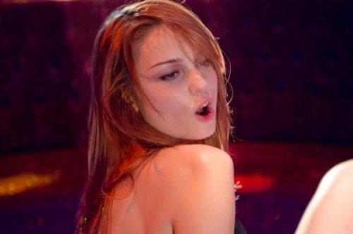 Nilperi Şahinkaya'dan tiyatroda striptiz - Resim 7