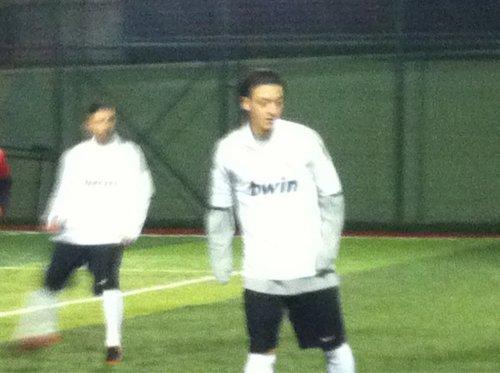 Mesut Özil ve Arda Turan halı sahada maç yaptı