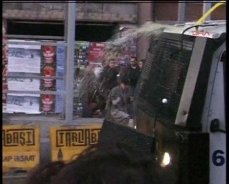 BDP'liler Taksim'i savaş alanına çevirdi