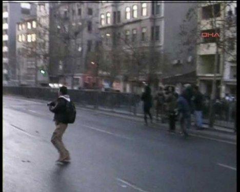 BDP'liler Taksim'i savaş alanına çevirdi