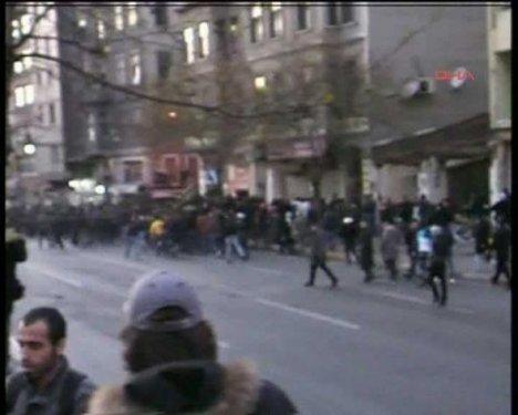 BDP'liler Taksim'i savaş alanına çevirdi