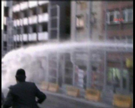 BDP'liler Taksim'i savaş alanına çevirdi