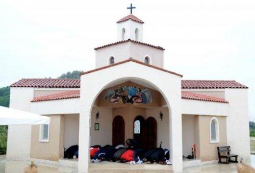 Cemaat camiye sığmayınca Kilise'de namaz kılındı - Resim 3