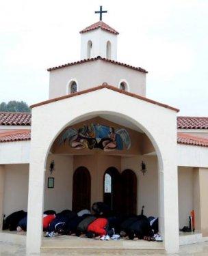 Cemaat camiye sığmayınca Kilise'de namaz kılındı - Resim 4