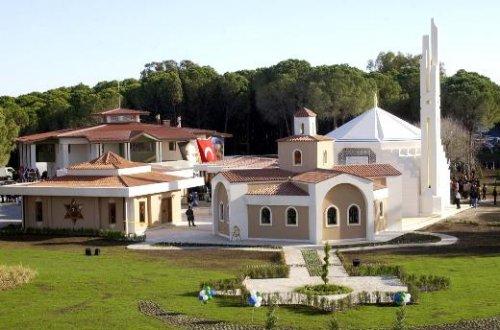Cemaat camiye sığmayınca Kilise'de namaz kılındı - Resim 1