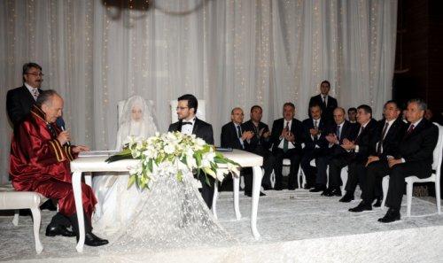 Bir nikah 8 Bakan şahit  