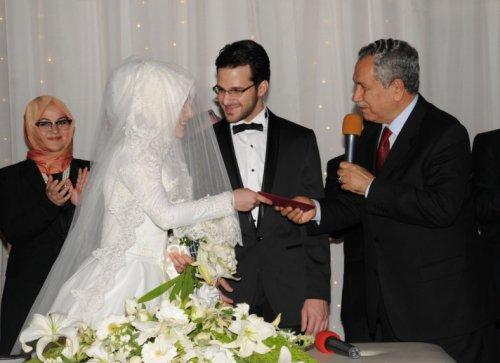 Bir nikah 8 Bakan şahit  