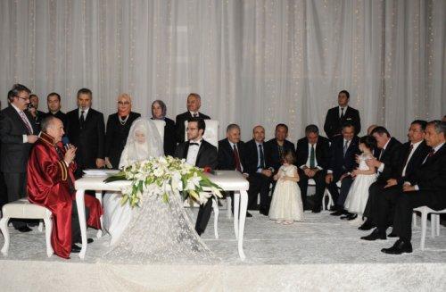 Bir nikah 8 Bakan şahit  