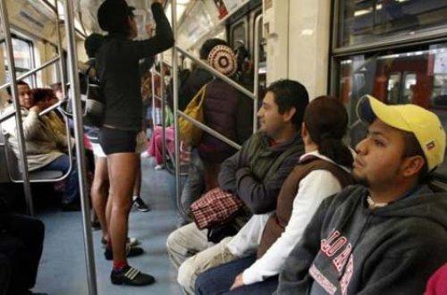 Metroda Pantolonsuz Yolculuk eyleminden kareler