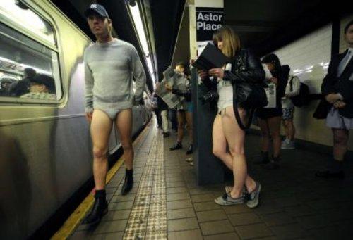 Metroda Pantolonsuz Yolculuk eyleminden kareler