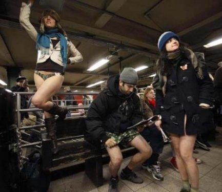 Metroda Pantolonsuz Yolculuk eyleminden kareler