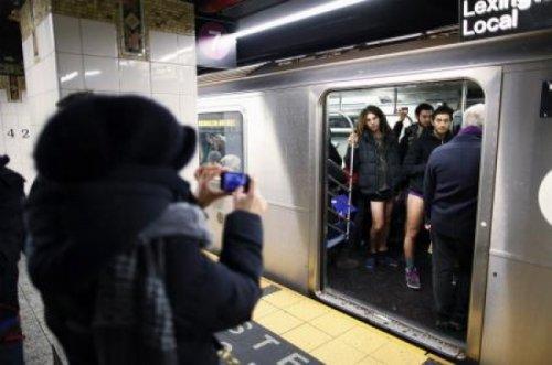 Metroda Pantolonsuz Yolculuk eyleminden kareler