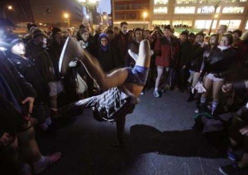 Metroda Pantolonsuz Yolculuk eyleminden kareler