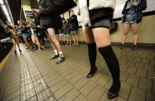 Metroda Pantolonsuz Yolculuk eyleminden kareler