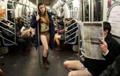 Metroda Pantolonsuz Yolculuk eyleminden kareler