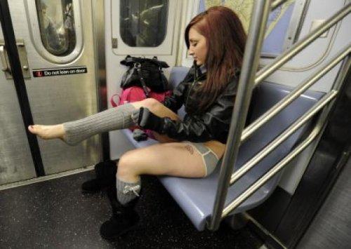 Metroda Pantolonsuz Yolculuk eyleminden kareler