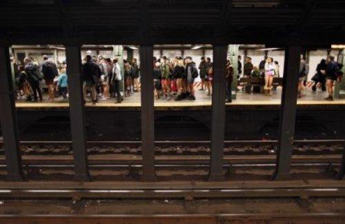 Metroda Pantolonsuz Yolculuk eyleminden kareler