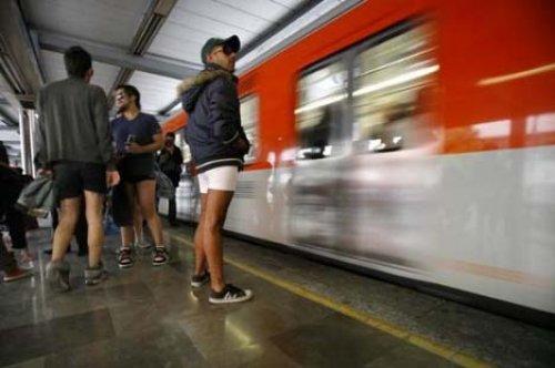 Metroda Pantolonsuz Yolculuk eyleminden kareler