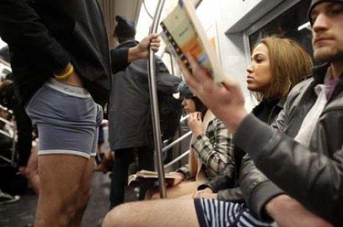 Metroda Pantolonsuz Yolculuk eyleminden kareler