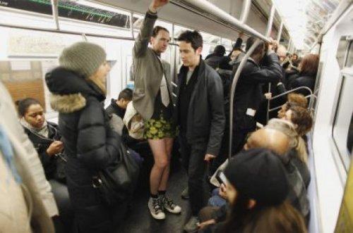 Metroda Pantolonsuz Yolculuk eyleminden kareler