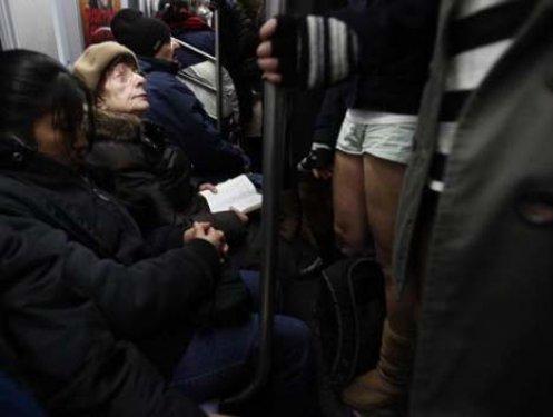 Metroda Pantolonsuz Yolculuk eyleminden kareler