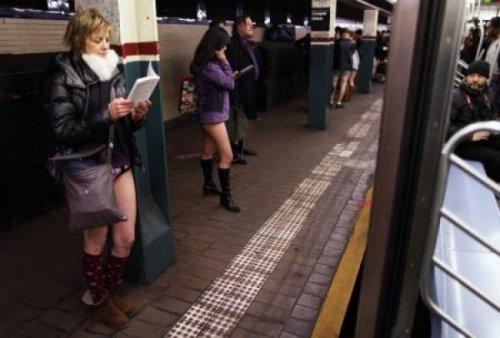 Metroda Pantolonsuz Yolculuk eyleminden kareler