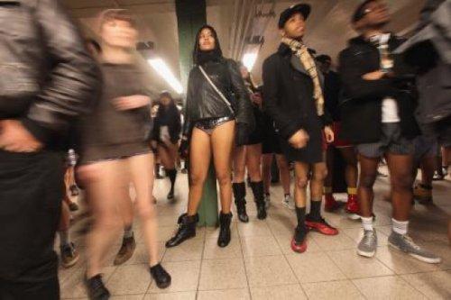 Metroda Pantolonsuz Yolculuk eyleminden kareler