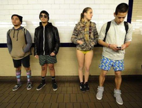 Metroda Pantolonsuz Yolculuk eyleminden kareler