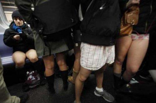 Metroda Pantolonsuz Yolculuk eyleminden kareler