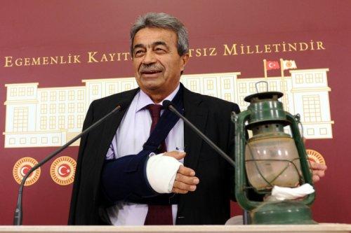 Kamer Genç kolunu kırdı - Resim 1