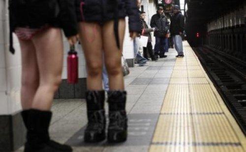 Metroda Pantolonsuz Yolculuk eyleminden kareler