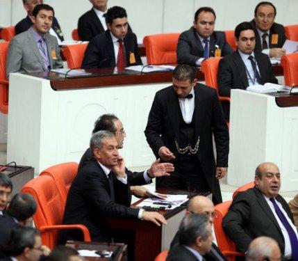 Sırrı Sakık Meclis kürsüsüne mermi bıraktı - Resim 3