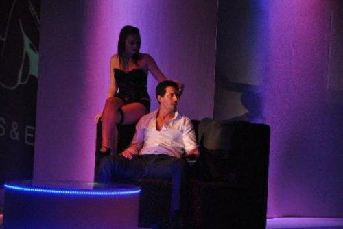 Tartışılan oyun Yaklaştıkça sahnede