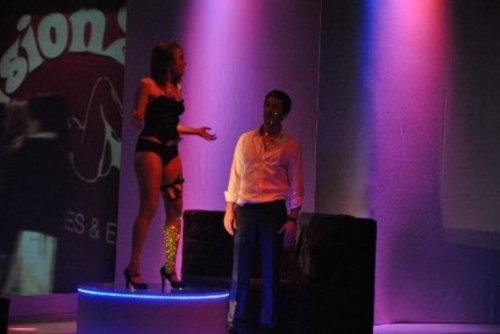 Tartışılan oyun Yaklaştıkça sahnede