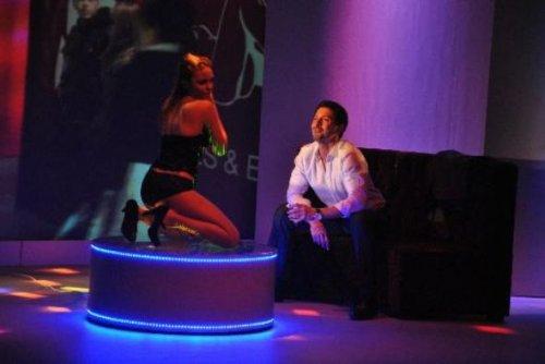 Tartışılan oyun Yaklaştıkça sahnede