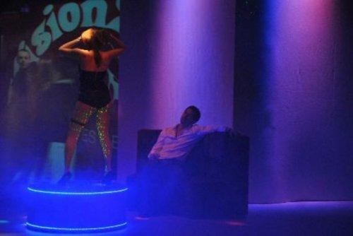 Tartışılan oyun Yaklaştıkça sahnede