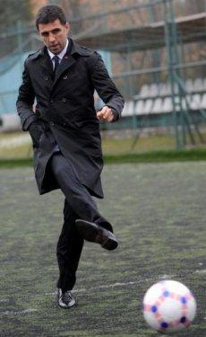 Hakan Şükür TBMM'nin bahşesinde top sektirdi