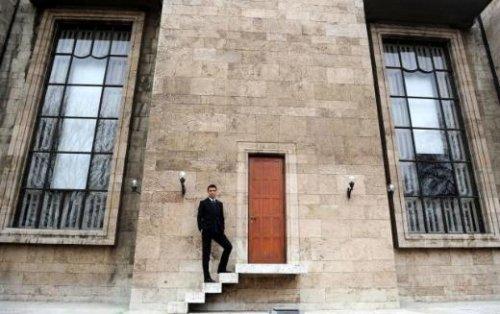 Hakan Şükür TBMM'nin bahşesinde top sektirdi