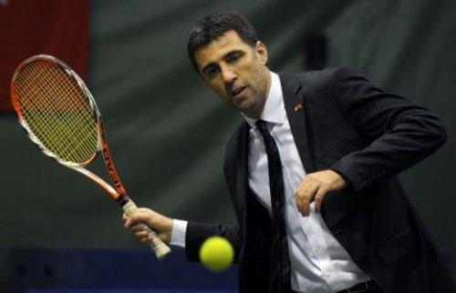 Hakan Şükür TBMM'nin bahşesinde top sektirdi